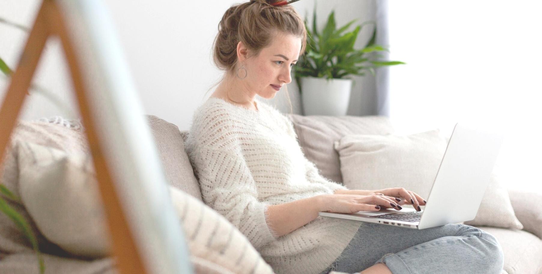 Séance de travail collaboratif entre étudiants entrepreneurs